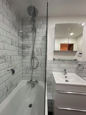 Een douche, een haardroger, handdoeken, zeep