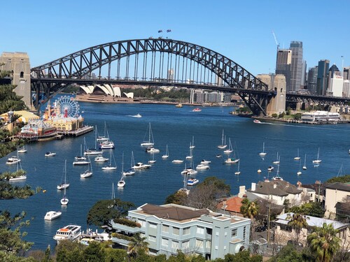 Panoramic Sydney Harbour Views from Luxury 1-Bedroom Apartment with Balcony