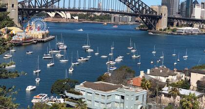 Panoramic Sydney Harbour Views from Luxury 1-Bedroom Apartment with Balcony
