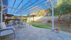 Outdoor dining - NEW! Terrific 4-bedroom house in charming Fullerton (Fullerton)