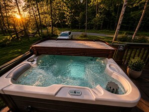 Outdoor spa tub - Welcome to the Honey Bear Hideaway Lake Wallenpaupack (Lake Ariel)