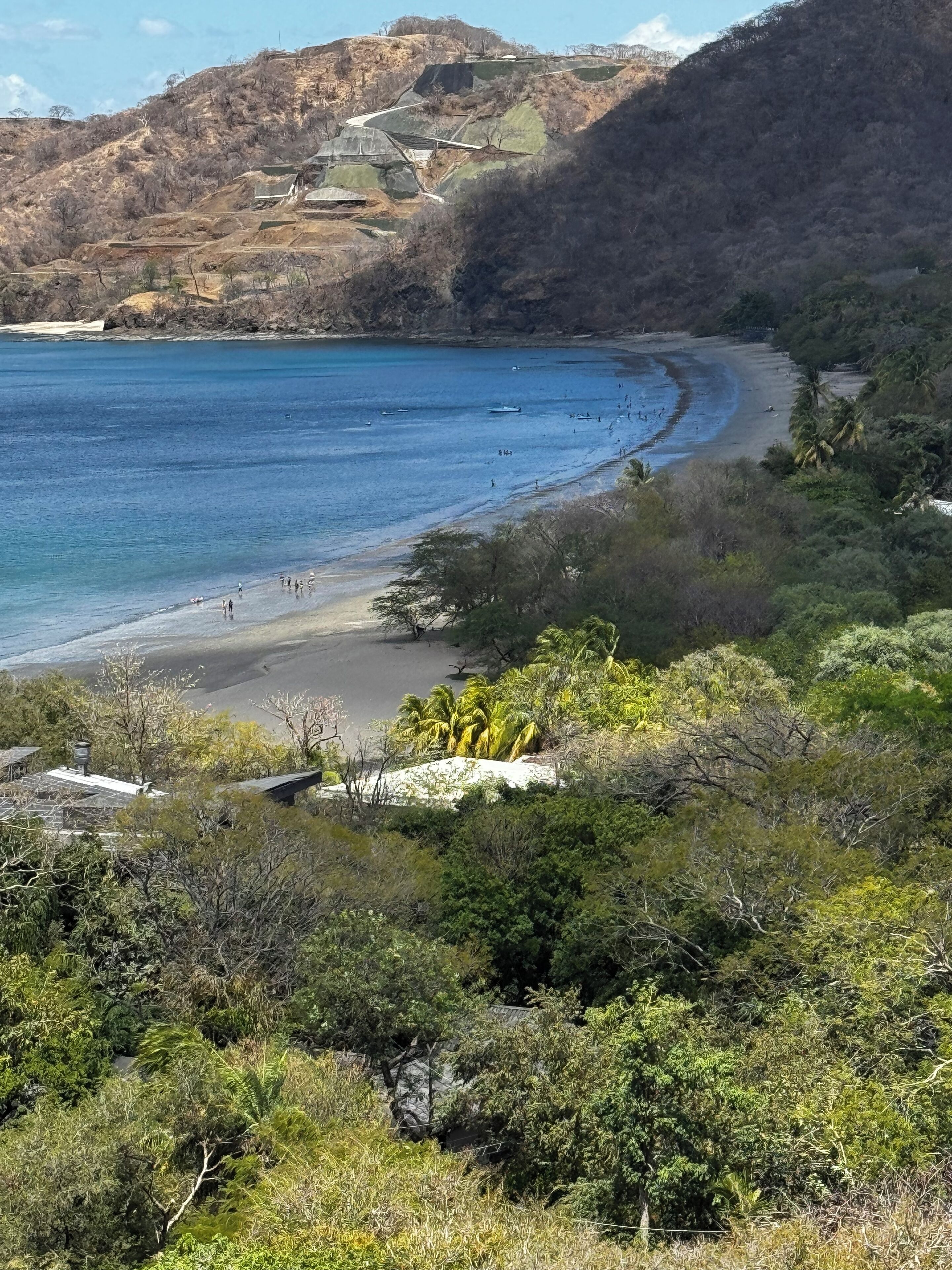 Perto da praia, espreguiçadeiras, toalhas de praia 