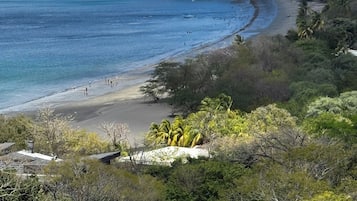 Playa en los alrededores, camastros y toallas de playa