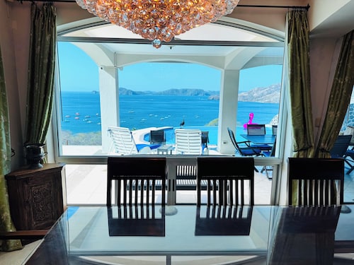 Incredible Ocean View, DISCOUNTED RATE! 1 minute walk to the beach, Private Pool