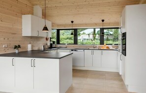 Fridge, stovetop, dishwasher, coffee/tea maker - 5 bedroom cozy home in Væggerløse (Væggerløse)