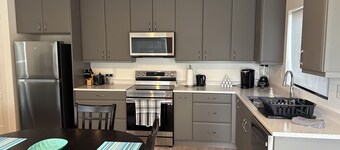   Cozy Fully Furnished 2-Bedroom Suite with Wifi, Parking and private entrance.