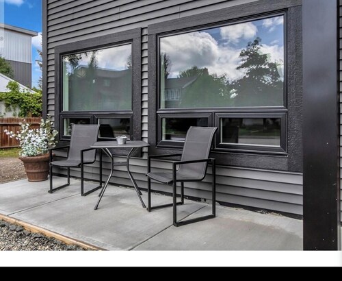   Cozy Fully Furnished 2-Bedroom Suite with Wifi, Parking and private entrance.