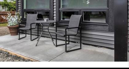 Cozy Fully Furnished 2-Bedroom Suite with Wifi, Parking and private entrance.