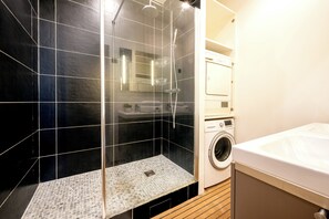 Ducha, secador de pelo, toallas