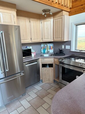 Réfrigérateur, four à micro-ondes, un four, surface de cuisson