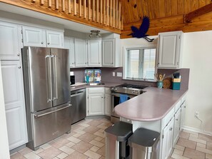 Réfrigérateur, four à micro-ondes, un four, surface de cuisson