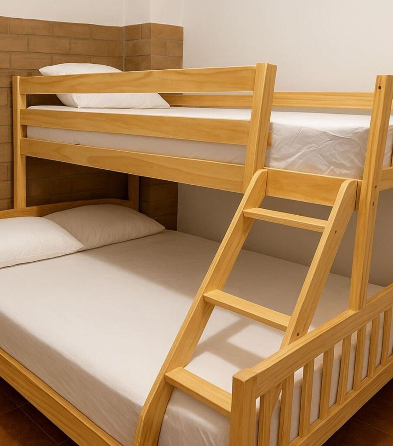 Una cama litera con estructura de madera y ropa de cama blanca.