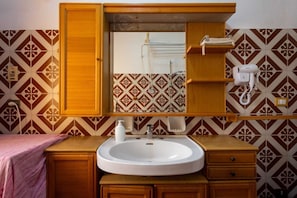Haartrockner, Bidet, Handtücher, Toilettenpapier