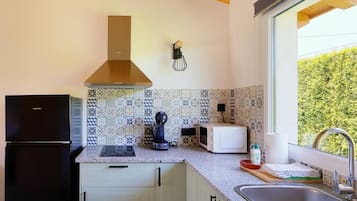 Full-size fridge, microwave, stovetop, cookware/dishes/utensils