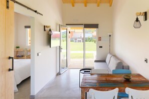 Grand réfrigérateur, micro-ondes, plaque de cuisson, grille-pain