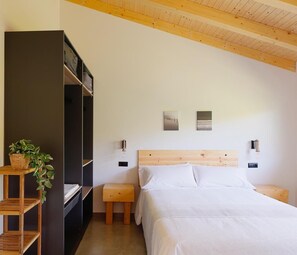 Rideaux occultants, chambres insonorisées, fer et planche à repasser