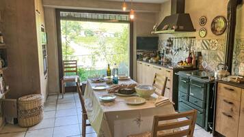 Frigorifero, forno, lavastoviglie, pentole/stoviglie/utensili