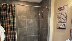 Een badkamer met een bad, toilet en wastafel.