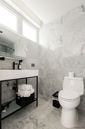 Zimmer, 2 Queen-Betten, Nichtraucher, Erdgeschoss | Badezimmer