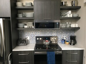 Een magnetron, een oven, een kookplaat, een vaatwasser