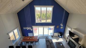 Televisión y chimenea