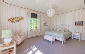 4 habitaciones, tabla de planchar con plancha, cuna de viaje y internet 