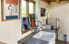 Kjøleskap, kokeplater og kaffetrakter/tekoker