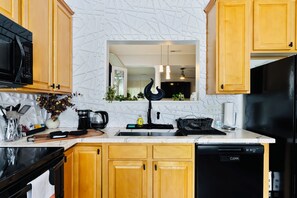 Micro-ondes, four, plaque de cuisson, lave-vaisselle