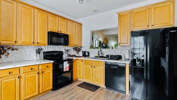 Micro-ondes, four, plaque de cuisson, lave-vaisselle