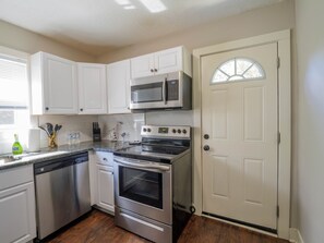 Microwave, oven, stovetop, dishwasher - Bull City Jazz Bungalow Near Duke & RTP (Durham)