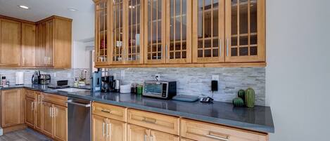 Frigorífic, microones, forn i placa de cuina