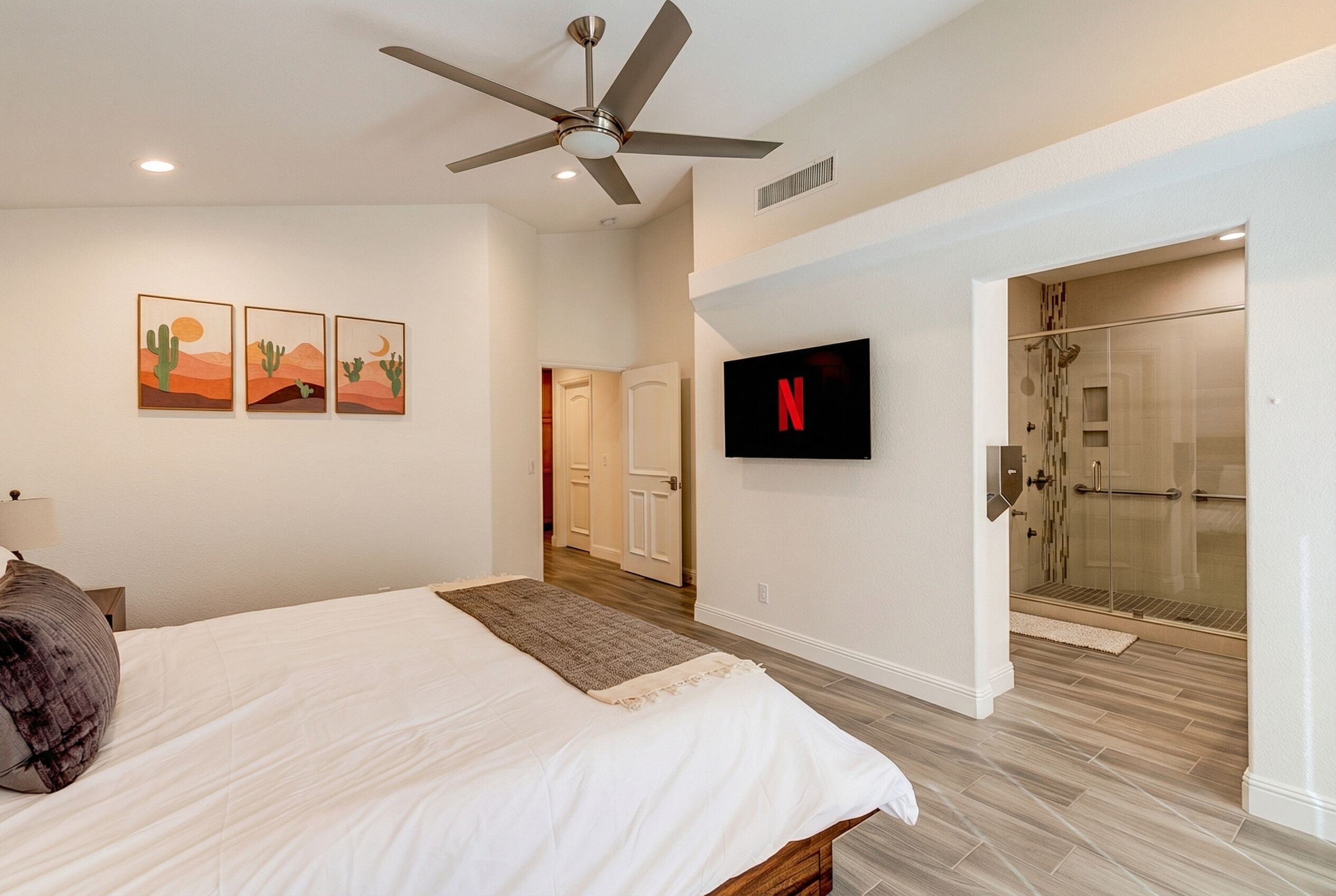 3 slaapkamers, een bureau, gratis wifi, beddengoed
