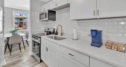 3-bedroom, 2 bath apartment, parking included-25 min to downtown Chicago