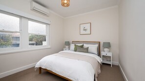 3 chambres, fer et planche à repasser, lit de bébé portatif