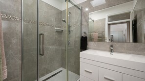 Shower, hair dryer, towels - Bank House Port Melbourne (Port Melbourne)