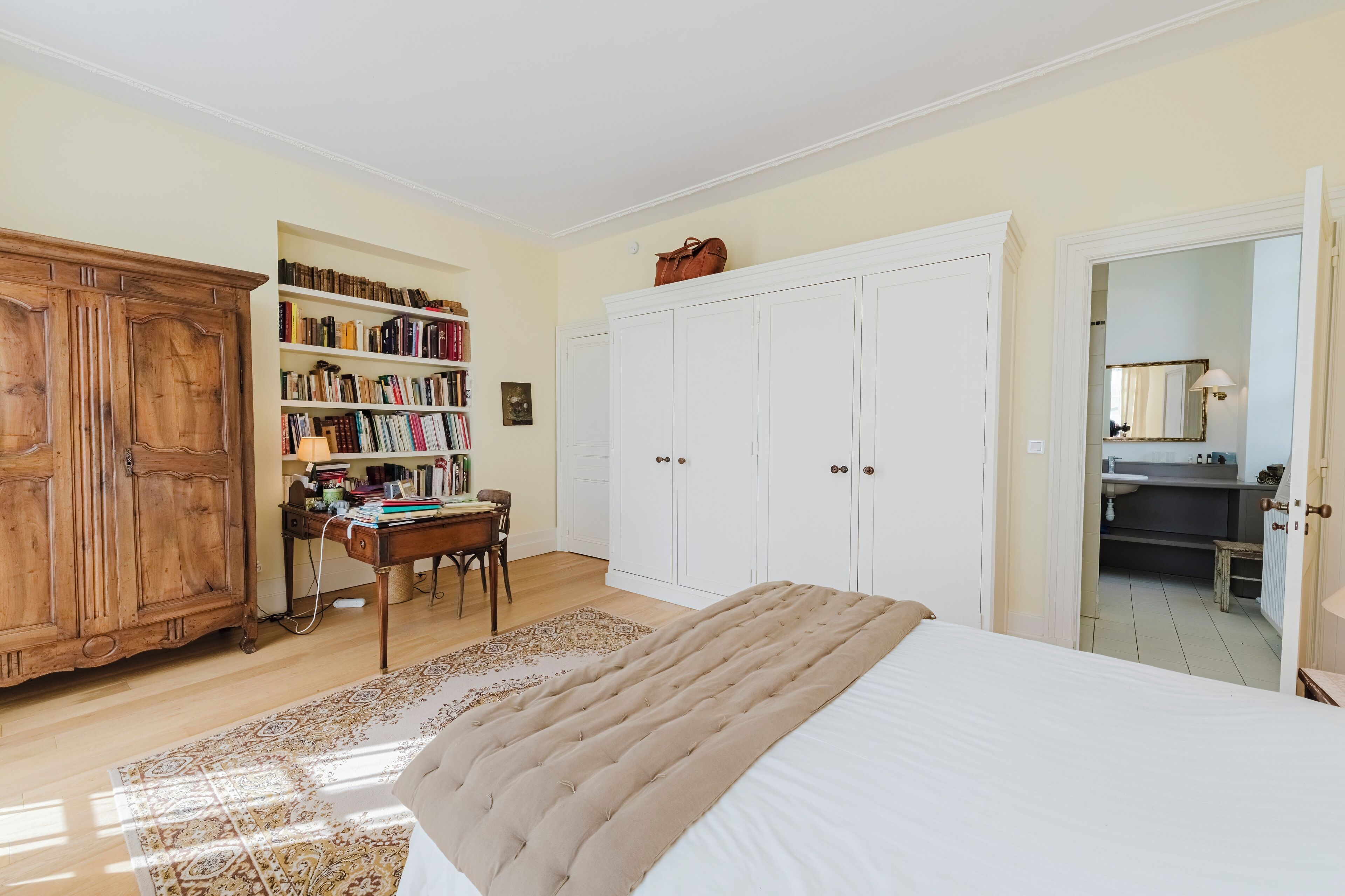 6 habitaciones, tabla de planchar con plancha, wifi y ropa de cama 