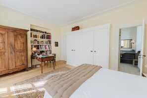 6 bedrooms, iron/ironing board, WiFi, bed sheets