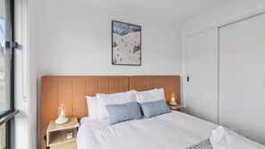 5 habitaciones, tabla de planchar con plancha, wifi y ropa de cama 