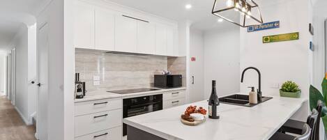 Micro-ondes, four, plaque de cuisson, lave-vaisselle