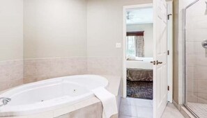 Shower, hair dryer, towels - Worldquest Resort | Luxurious Pet Friendly Condo (Orlando)