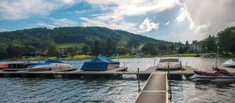 Lakefront townhouse near lake & skiing with hot tub & wood-burning fireplace