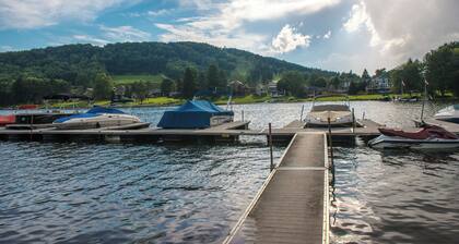 Lakefront townhouse near lake & skiing with hot tub & wood-burning fireplace