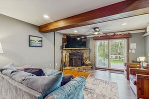 Fernseher, Kamin, DVD-Player, Bücher