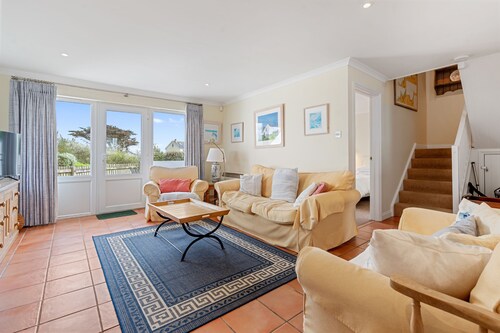 Chough at Highcliffe -  a dormer bungalow that sleeps 7 guests  in 4 bedrooms