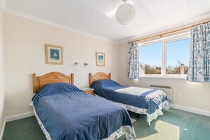 4 habitaciones, tabla de planchar con plancha, wifi y ropa de cama 
