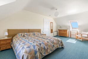 4 bedrooms, iron/ironing board, WiFi, bed sheets - Gully  at Highcliffe -  a dormer bungalow that sleeps 7 guests  in 4 bedrooms (Trebetherick)