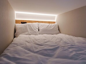 1 dormitorio, tabla de planchar con plancha, wifi y ropa de cama