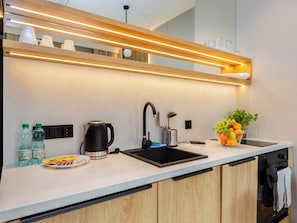 Fridge, oven, stovetop, dishwasher