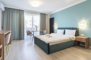 Iron/ironing board, WiFi, bed sheets