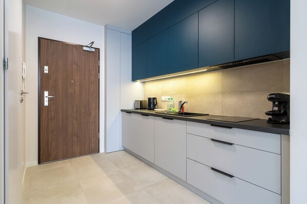 Fridge, stovetop, dishwasher, coffee/tea maker